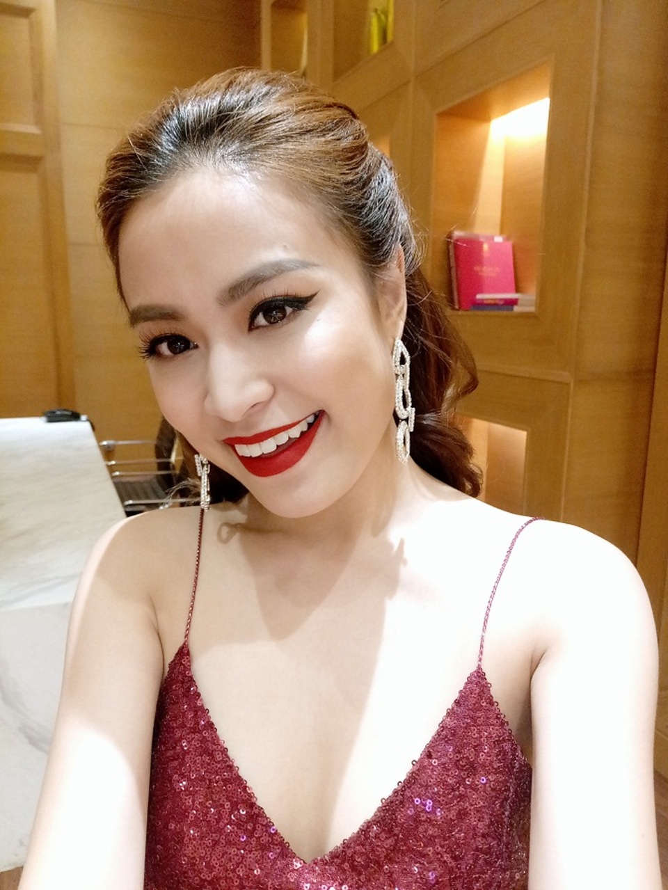 Hoàng Thùy Linh selfie cùng camera trước 20MP của Vivo V5 - 5 Vivo V5 được xem là đối thủ đáng gờm cho các model trong cùng phân nhờ dung lượng RAM 4 GB giúp máy chạy đa nhiệm tốt cũng như đảm bảo việc hoạt động trong thời gian dài nhưng không bị giật lag
