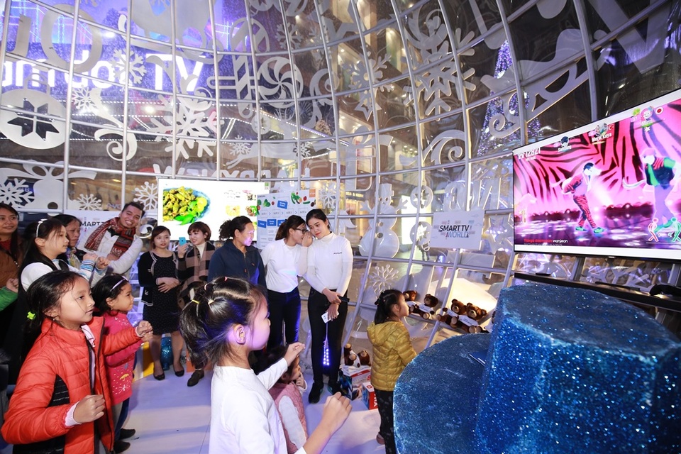 Các khách hàng “nhí” tương tác cùng Smart TV, say mê với các vũ đạo mới