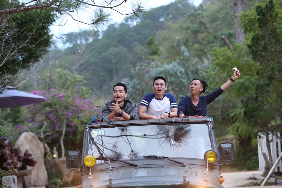 Bắt trọn những sắc thái ẩm thực độc đáo tại Đà Lạt ở cuộc thi 360 đình đám nhất 2016 - 5 Nhắc đến Đà Lạt, ngoài cà phê thì thú vui nướng thịt ngoài trời đậm phong vị núi rừng cũng không thể thiếu. Đó là lý do đội Phạm Hồng Phước tiếp tục lên đường di chuyển đến Ma rừng lữ quán để trải nghiệm nét đẹp ẩm thực này.