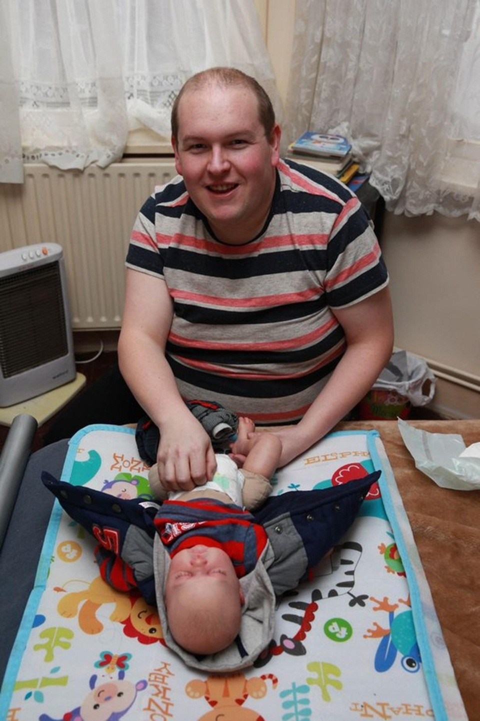 Không thể sinh con, cặp vợ chồng rủ nhau nuôi búp bê - 5 Thay tã cho “con trai”