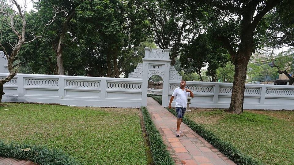 Văn Miếu - Quốc Tử Giám được phủ vôi xám thay màu tường xưa cũ - 5 Nhiều du khách đến tham quan tỏ ra khá ngạc nhiên khi thấy khu di tích “khoác màu mới.