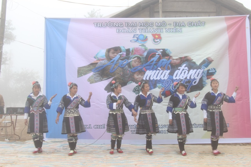 Hành trình đầy ý nghĩa của Đoàn Thanh niênTrường ĐH Mỏ - Địa chất tại xã Chế tạo - Mù Cang Chải - 5
Tiết mục biểu diễn văn nghệ của các em học sinh THCS Chế Tạo