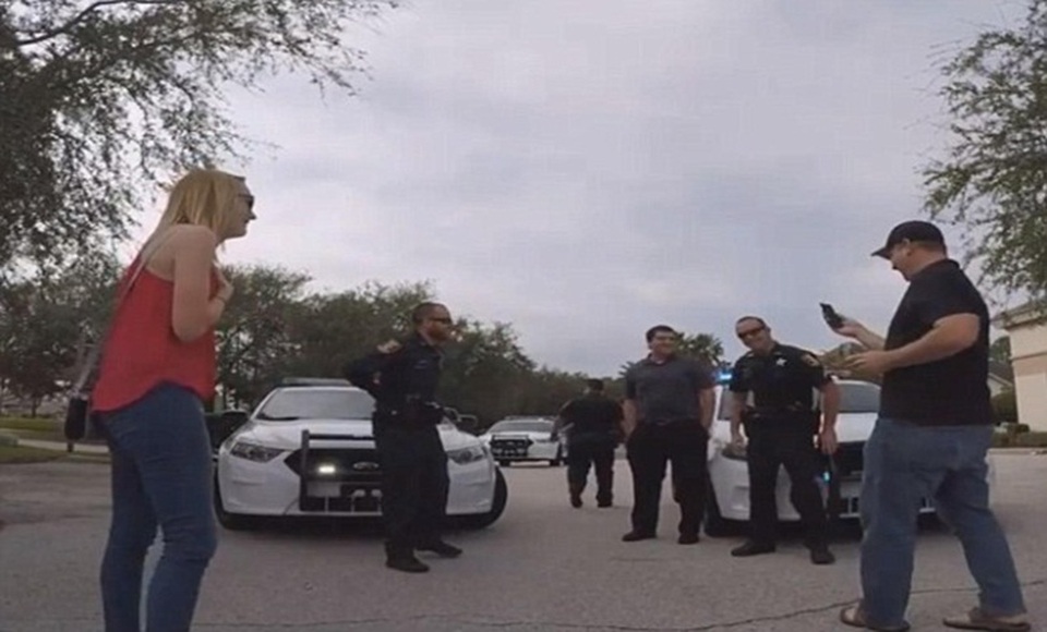 Màn cầu hôn đình đám viện đến cả... xe cảnh sát - 5 …trước khi nhận vé cảnh cáo vì vi phạm an toàn giao thông