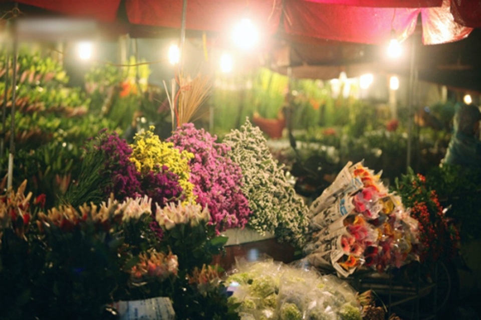 6 chợ hoa Xuân nức tiếng Hà Thành - 5 Không gian lung linh của chợ hoa Quảng Bá.