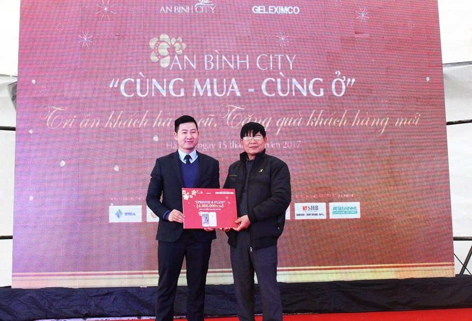 Hàng trăm khách hàng tham dự sự kiện “An Bình City – Cùng mua cùng ở” - 5 Ngoài ra, giải đặc biệt dành cho khách hàng tham dự sự kiện là 01 Iphone 6 Plus trị giá 14.000.000đ cũng đã tìm được chủ nhân may mắn.