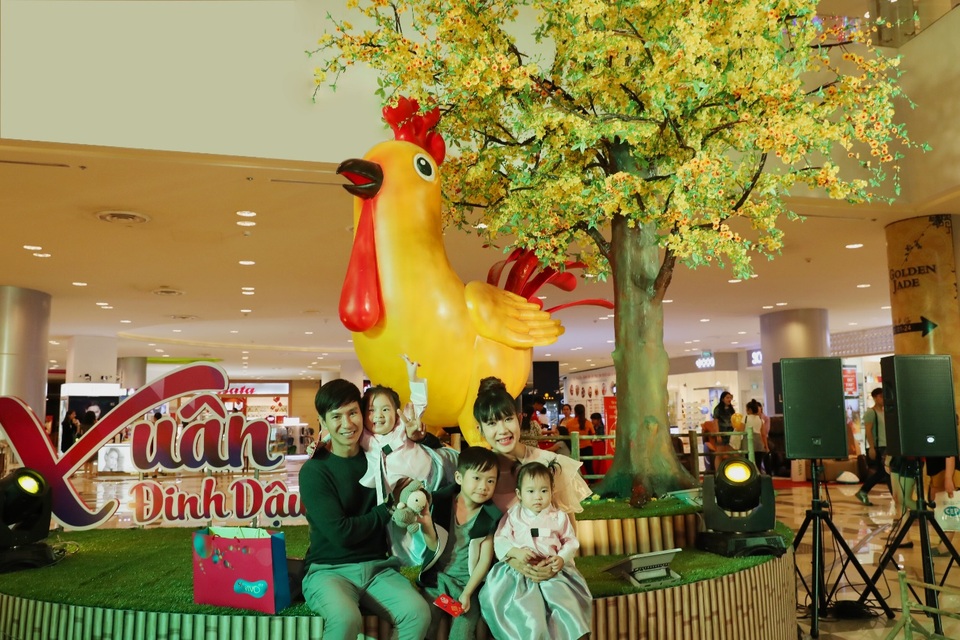 Sau thành công phim ảnh, Lý Hải dành “món quà” Tết bất ngờ cho cả gia đình - 5 Du Xuân cùng gia đình là khoảng thời ý nghĩa với Lý Hải sau những bộn bề công việc.