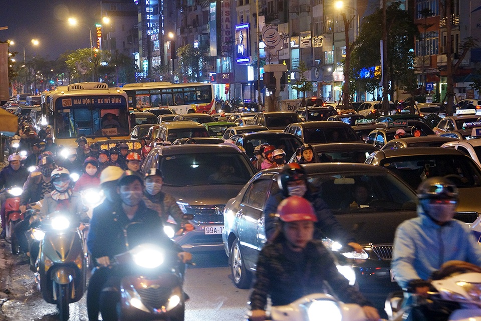Cận Tết, giao thông khắp Hà Nội “căng như dây đàn” - 7
Dòng phương tiện ùn ứ trên phố Xã Đàn, chiều đường hướng về ngã bảy Ô Chợ Dừa – điểm nóng giao thông của Hà Nội. Ngã b này là nút giao thông quan trọng, ảnh hưởng lớn đến lưu thông của cả vùng phía Tây của nội đô do là điểm giao cắt của nhiều tuyến phố như Khâm Thiên, Tôn Đức Thắng, Xã Đàn, Đê La Thành, Tây Sơn…