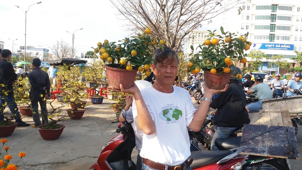 Cuối ngày 30 Tết, hoa, cây cảnh đồng loạt “xả hàng” - 28 Người đàn ông này vui mừng vì đã chọn được hai chậu quất nhỏ về chưng Tết