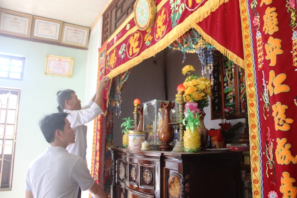 Ngư dân đón Tết trên biển: Ai chẳng muốn quây quần bên vợ con - 7
Gia đình anh Quang sửa sang, trang trí nhà cửa đón Tết