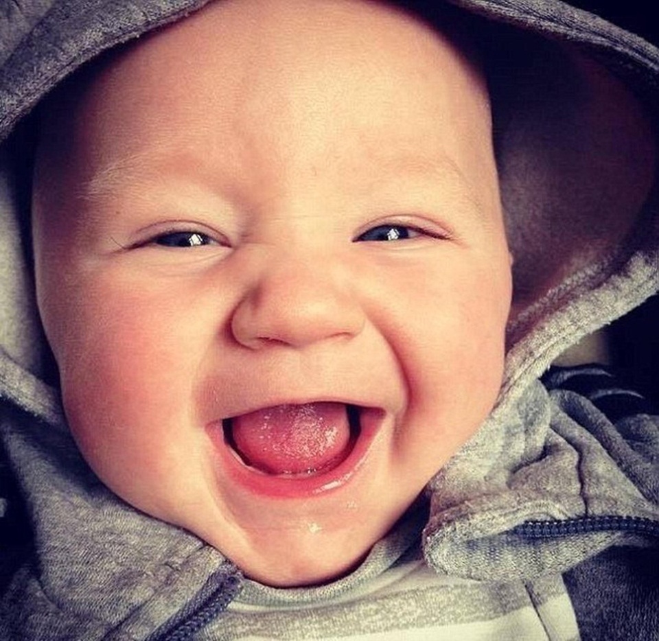 Dễ thương nhóc 21 tháng tuổi trèo cửa nhanh thoăn thoắt - 5 
Alice gọi Leo là “con khỉ nhỏ”