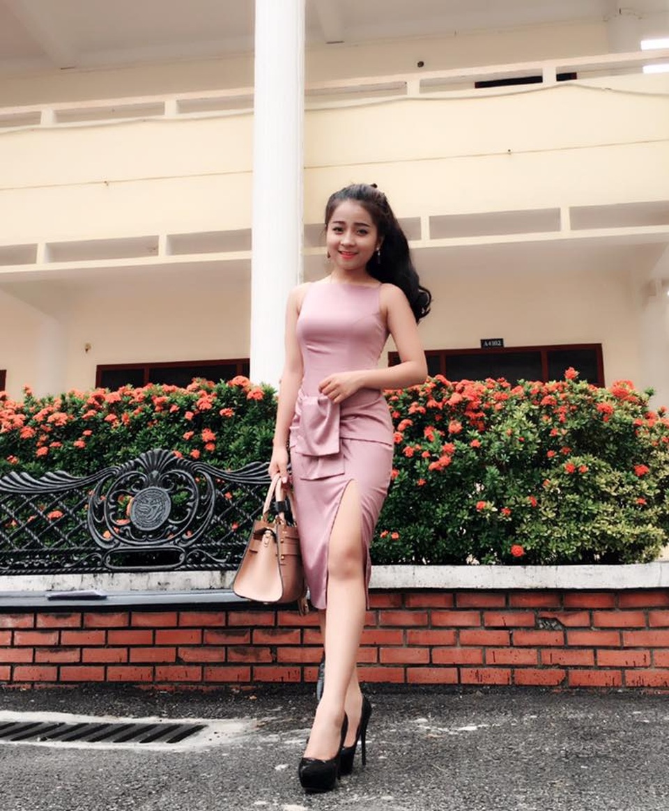 Mê mẩn nhan sắc hot girl xứ Nghệ hát ví dặm để tránh bị mời rượu - 2
Dù chiều cao không thực sự lý tưởng, nhưng cô gái xứ Nghệ lại có một khuôn mặt xinh đẹp và làn da trắng. Nhiều người nhận xét trông cô rất dễ thương.