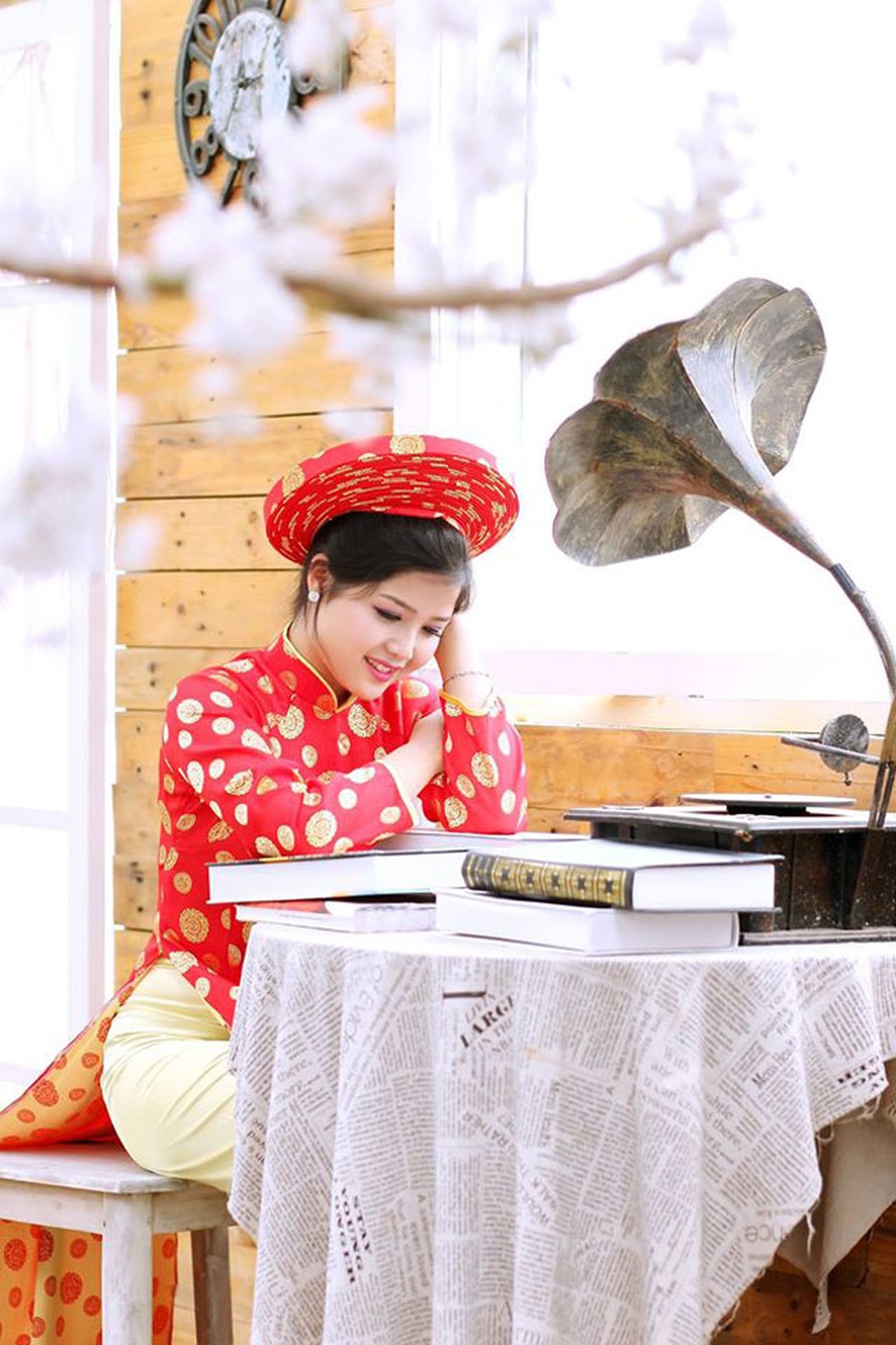 5 cô gái bán rau, bán thịt "gây bão" mạng vì quá xinh đẹp - 6
Cô là Đỗ Hồng Liên (sinh năm 1991), được dân mạng đặt cho danh hiệu hot girl bán thịt lợn.