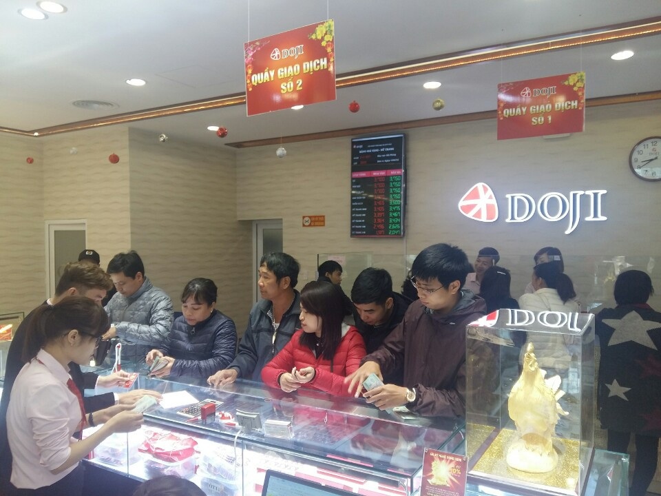 Chen chân mua Gà trống vàng cầu may từ sáng sớm - 5 Chen chân mua Gà trống vàng cầu may từ sáng sớm - 5