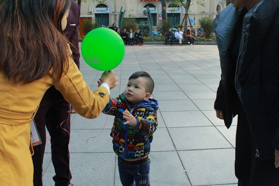 
Các em bé rất hào hứng nhận bóng từ các nhân viên phân phối.
