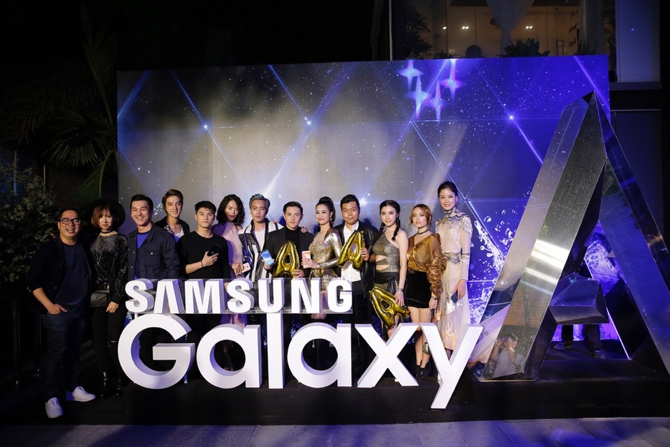 Sự kiện ra mắt Galaxy A 2017 của Samsung thu hút sự quan tâm của rất nhiều sao Việt trong các lĩnh vực khác nhau. Tạm gác lại lịch trình bận rộn, những cái tên như Chà Mi, Trần Hiền, Hạnh Sino, Lâm Vinh Hải, Thiên Minh, Min, Tùng Leo... đã cùng tụ họp để có cơ hội tận tay trải nghiệm siêu phẩm công nghệ đình đám này.