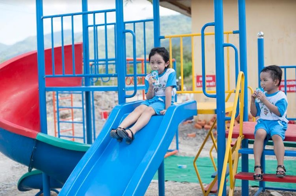 Thắp sáng ước mơ đến trường cho trẻ em Hàm Cần - 5
Bên canh việc xây trường, nhãn hàng Cô Gái Hà Lan còn tài trợ thêm bộ sân chơi liên hoàn để hỗ trợ việc vui chơi và vận động hàng ngày của các em.