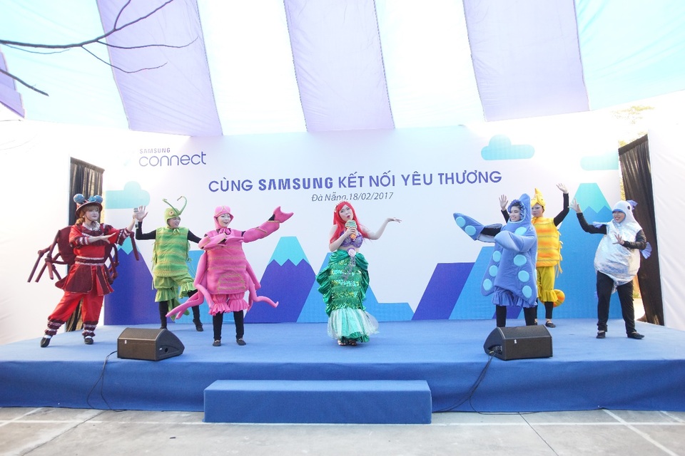 Phan Anh tiếp tục là "người vận chuyển" trong dự án kết nối yêu thương - 5 Phan Anh tiếp tục là "người vận chuyển" trong dự án kết nối yêu thương - 5