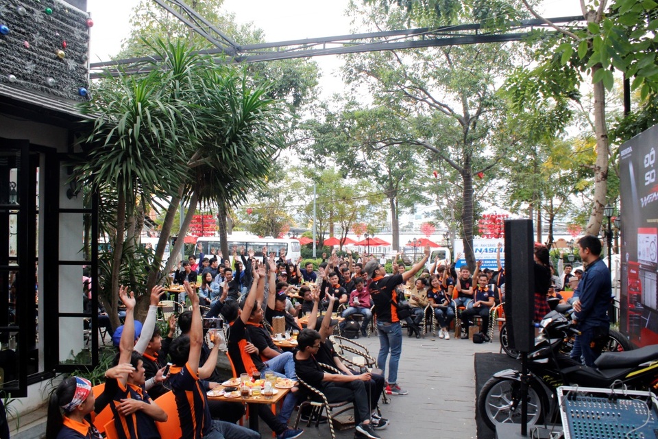 Liên tiếp 2 buổi offline lớn cuối tuần này dành cho dân độ xe phía Nam - 5
Các biker hào hứng chia sẻ những kinh nghiệm độ xe cùng những người anh em chung sở thích
