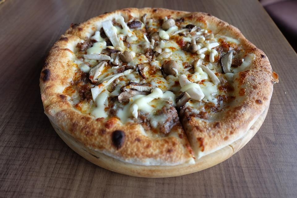 Điểm danh những nhà hàng Pizza nướng củi hiếm hoi ở Hà Nội - 5 Đế bánh vàng đều hoàn hảo