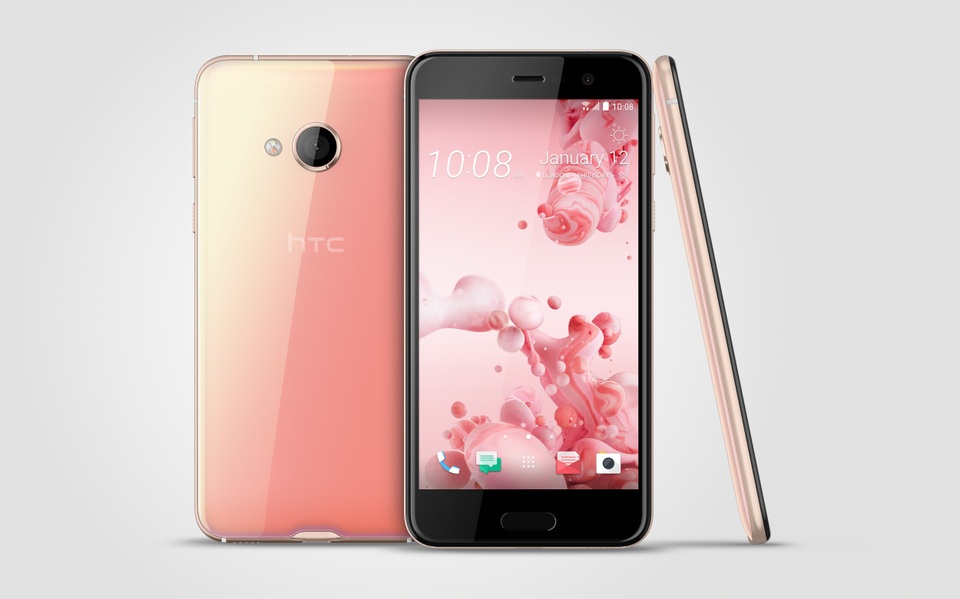 HTC U Ultra mới sẽ có hàng tại Việt Nam từ ngày 08/3 - 5 Bên cạnh HTC U Ultra, dòng HTC U Play cũng được người dùng mong đợi. Phiên bản U Play nhỏ gọn hơn với màn hình 5,2 inch, thích hợp cho những ai thích giải trí di động. Máy có bộ nhớ RAM 3GB và bộ nhớ trong 32 GB, hỗ trợ thẻ nhớ lên đến 2TB và bộ nhớ Flex Storage. Mặt lưng máy làm từ kính cong 3D, phản chiếu nhiều màu sắc kết hợp cùng khung viền kim loại.