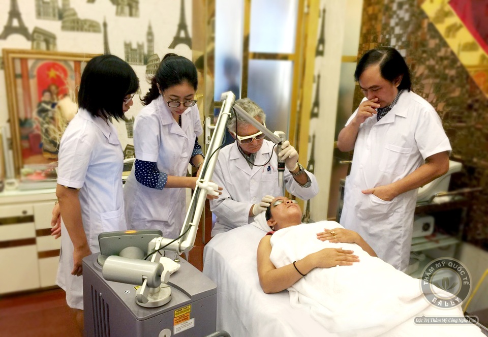 “Giải cứu” làn da lão hóa cùng chuyên gia Ý nhận ưu đãi khủng 50% - 6 Dr. Vincenzo Mancini cùng các bác sỹ điều trị cho một trường hợp bị nám nặng