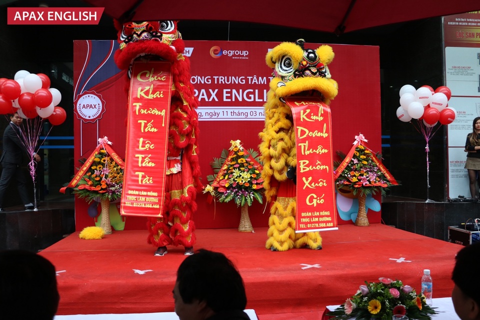 
Hai chú lân vàng, đỏ nhảy múa hân hoan đón mừng ngày khai trương
