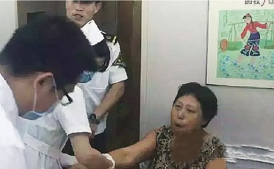 Người phụ nữ cười sái quai hàm theo đúng nghĩa đen - 2 Bà Chiao thậm chí còn nghe thấy một tiếng “rắc” khi hàm bị lệch