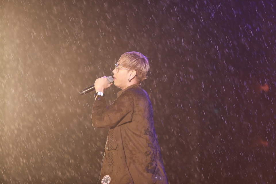 
Mưa mỗi lúc càng nặng hạt, Hạnh Sino và Lou Hoàng thay phiên nhau đứng dưới mưa hát cho khán giả. Hạnh Sino trình bày ca khúc sôi động “Nóng” trong khi Lou Hoàng thì nhẹ nhàng với hit “Yêu một người có lẽ”.
