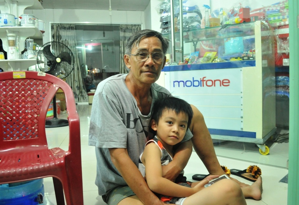 
Ông Nguyễn Văn Năm - Nhà đối diện với Công ty may Kwong Lung Meko cho biết, mấy đêm liền ông gửi mấy đứa cháu đến nhà người quen ở Bình Thủy ngủ, vì sợ ban đêm lửa bùng phát, trở tay không kịp
