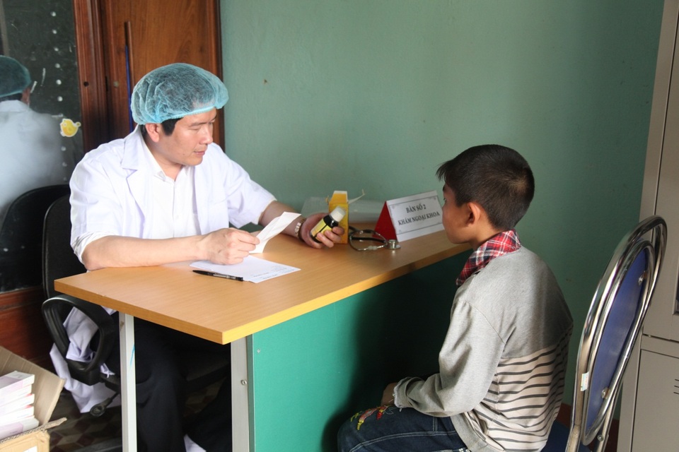 
			Bác sĩ Phạm Văn Thinh, Giám đốc Bệnh viện đa khoa huyện SaPa khám, phát thuốc cho học sinh
			