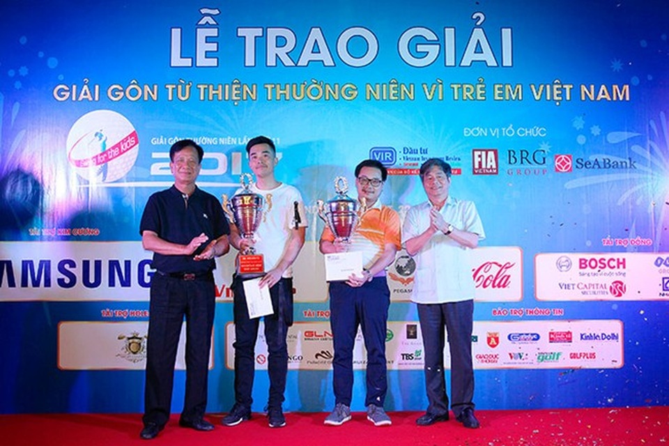 Ủng hộ 1,4 tỷ đồng giúp trẻ em nghèo hiếu học - 2
Nguyên Bộ trưởng Bộ Kế hoạch và Đầu tư Võ Hồng Phúc (ngoài cùng, bên trái) và Nguyên Bộ trưởng Bộ Kế hoạch và Đầu tư Bùi Quang Vinh (ngoài cùng, bên phải) trao giải vô địch tại cụm sân Mountainview và cụm sân Lakeside cho 2 người chơi xuất sắc nhất.