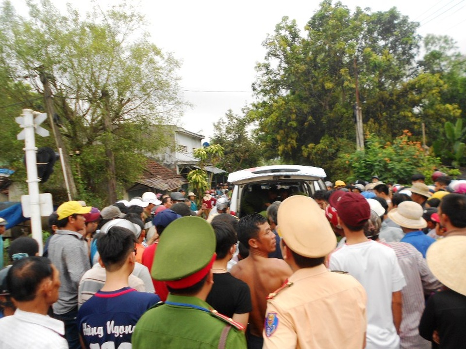 Tàu hỏa húc ô tô văng 50 mét, 4 người tử vong - 9 Đông đảo người dân bàng hoàng trước vụ tai nạn thảm khốc