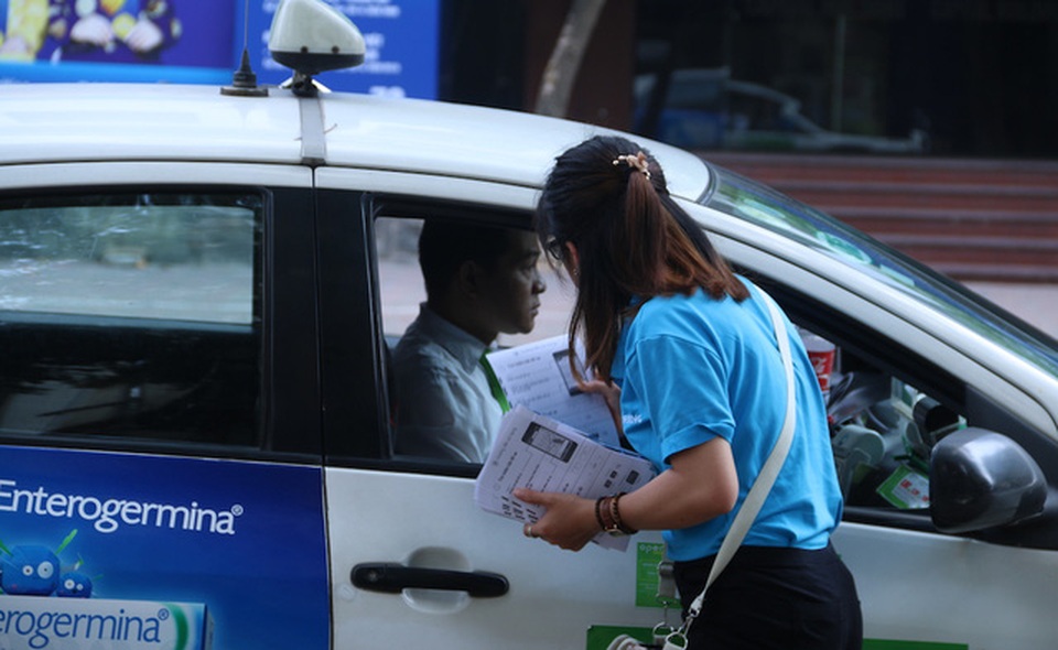 Hà Nội: Người dân lúng túng khi sử dụng công nghệ đỗ xe thông minh - 6
Ngoài việc tư vấn hay trực tiếp hướng dẫn lái xe thanh toán tiền đỗ xe, nhân viên này còn phát tờ rơi để lái xe biết đến dịch vụ đỗ xe thông minh.