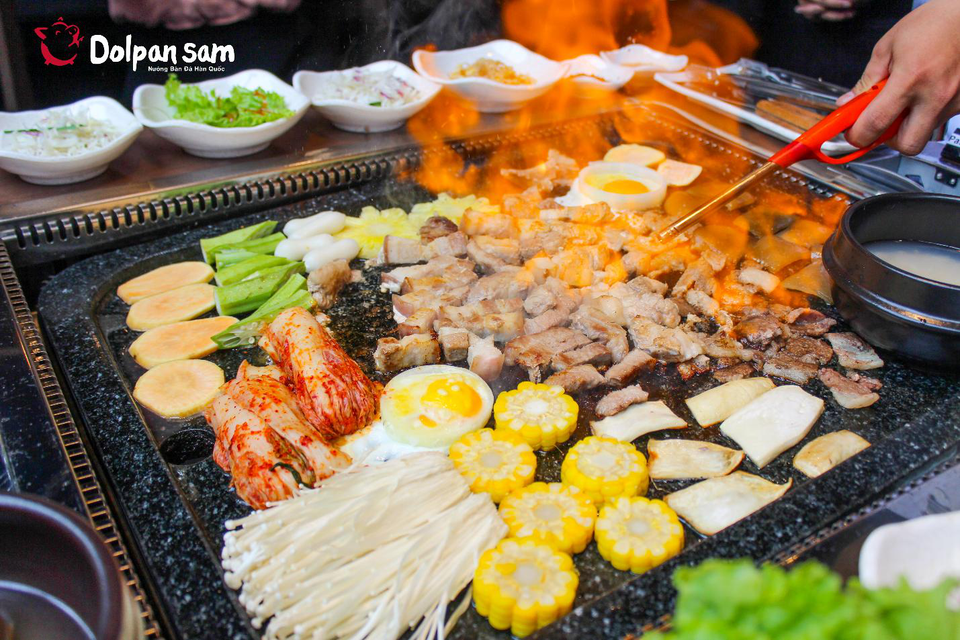 Cùng nữ thần Artemis đi săn "đồ ăn ngon" - 5 Màn trình diễn đốt lửa vui nhộn ngay trên bàn đá nướng sẽ khiến thực khách thưởng thức vô cùng ấn tượng
