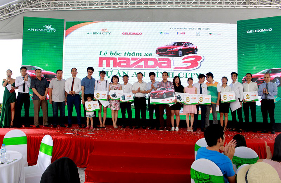 Tìm được chủ nhân may mắn mua An Bình City nhận giải đặc biệt xe ô tô Madza 3 - 5
Niềm vui lan tỏa từ chương trình lên khuôn mặt rạng người của khách hàng nhận giải
