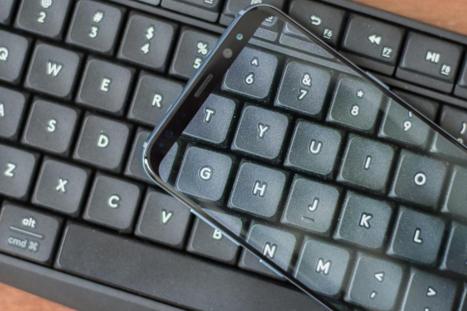 Trong một góc ảnh cận hơn, nhờ sự xếp đặt khéo léo của góc chụp, màn hình vô cực Galaxy S8+ tiếp tục thể hiện sức mạnh về hiển thị, vượt khỏi những khung viền và chuẩn mực truyền thống theo đúng nghĩa đen.