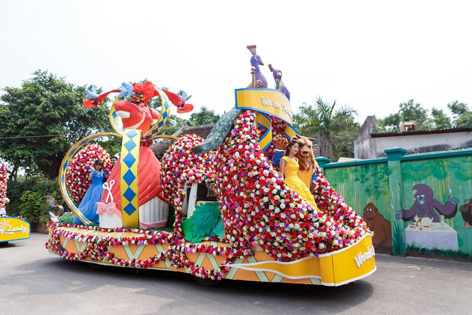 Happy Land sôi động và mát lạnh chào hè - 5 Người đẹp và quái vật - 2 nhân vật lần đầu xuất hiện cùng xe diễu hành Khu vườn công chúa không thể ấn tượng hơn.
