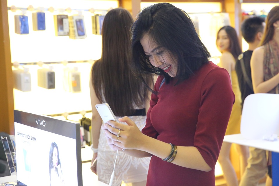 Vĩnh Phát moblie khai trương chi nhánh thứ 9, bán iPhone 7, Samsung S7 giá 7.000 đồng - 5 Khách hàng háo hức mua các sản phẩm công nghệ ưu thích với mức giá hấp dẫn