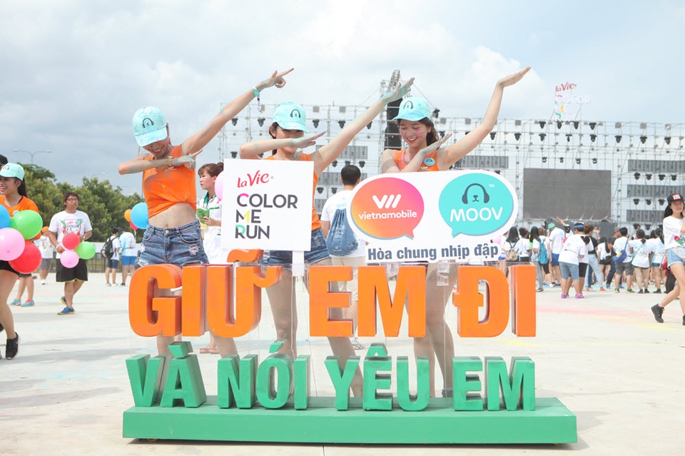 “Quẩy nhiệt tình, nhận quà hết mình” của Vietnamobile và MOOV trong Color me run - 5 Moov và Vietnamobile đánh trúng tâm lý giới trẻ với những tính năng rất kool như chụp ảnh và Lyricsnap…