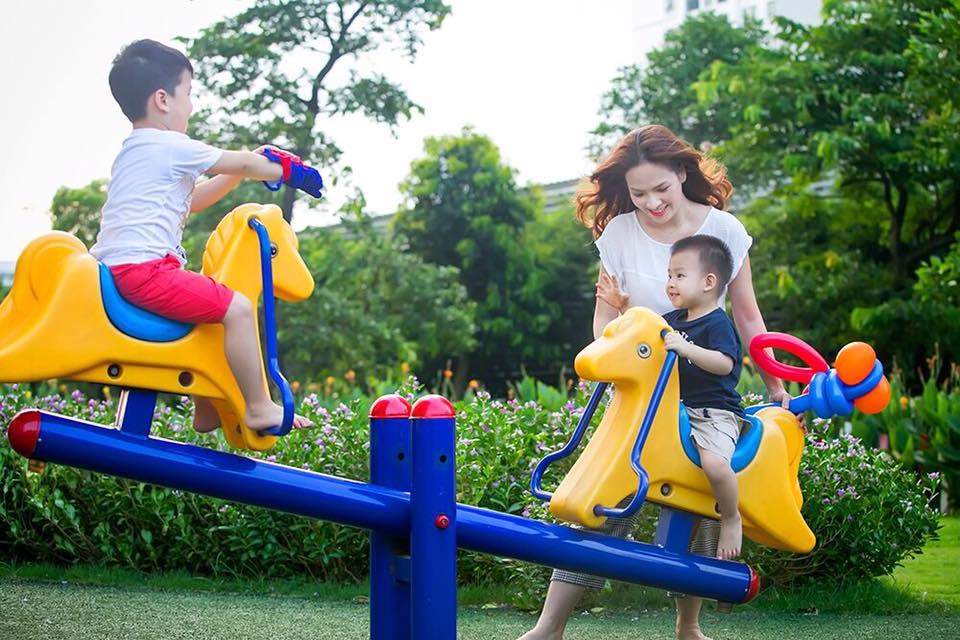 Đan Lê bật mí cách gắn kết gia đình đơn giản mà hiệu quả - 5 Khi bạn thực sự đặt hạnh phúc gia đình thành ưu tiên hàng đầu thì việc tạo ra “chất keo” gắn kết không hề khó. Bởi một gia đình gắn kết, thấu hiểu lẫn nhau và tràn ngập tiếng cười là mong muốn của mọi gia đình.