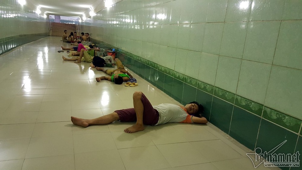 Say ngủ dưới hầm mát lịm khi mặt đất nóng 57 độ - 6