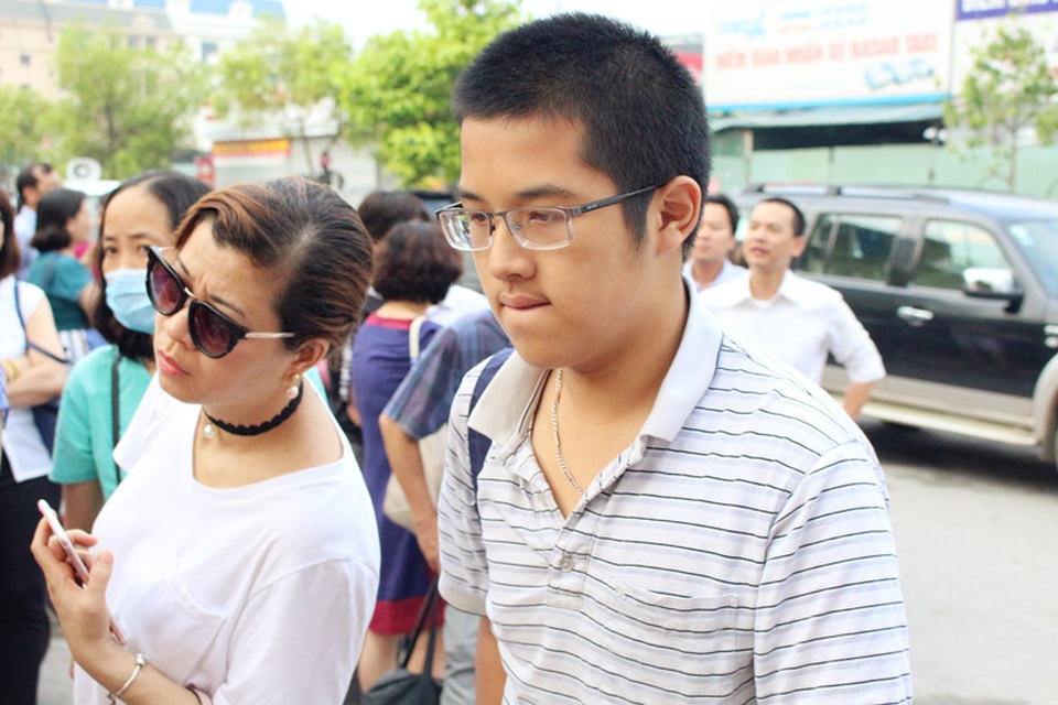 Ngày đầu “cuộc đua” vào lớp 10: Thí sinh hồi hộp, phụ huynh thấp thỏm - 5 Thí sinh hồi hộp, phụ huynh cũng thấp thỏm lo lắng không kém…