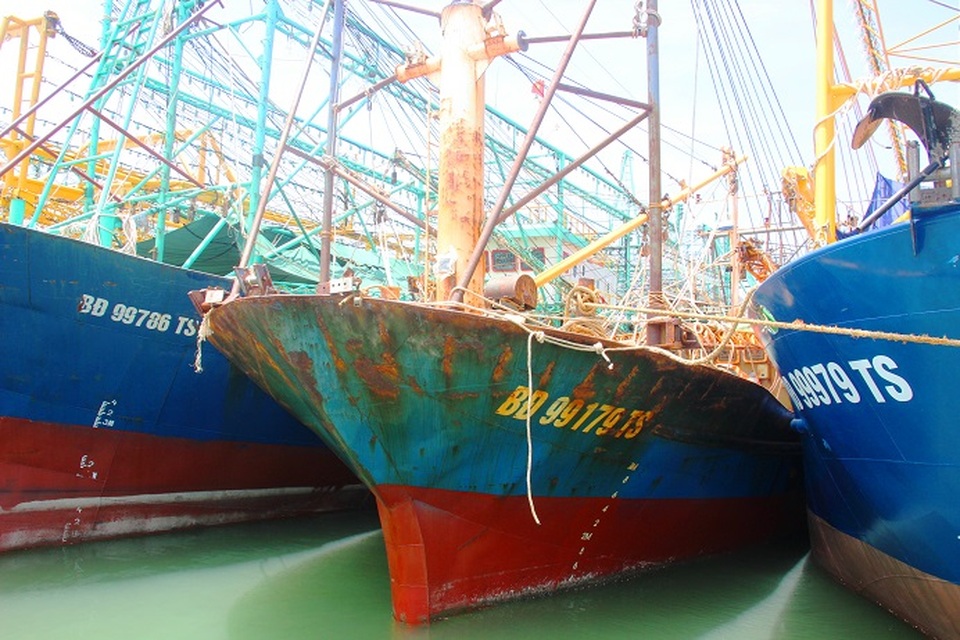Ra giá 400 triệu đồng "bịt miệng" ngư dân, tỉnh chỉ đạo công an điều tra - 2
Tàu 67 nằm bờ, ngư dân đứng trước nỗi lo nợ ngân hàng nhiều tỷ đồng. Ảnh: D.T