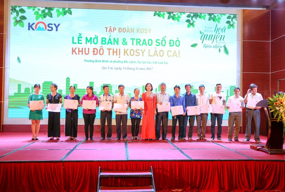 Gần 500 khách hàng tham dự “Lễ mở bán và trao sổ đỏ Khu đô thị Kosy Lào Cai” - 5 Bà Nguyễn Thị Phương Thảo - Phó TGĐ Tập đoàn Kosy trao sổ đỏ cho 15 khách hàng đại diện