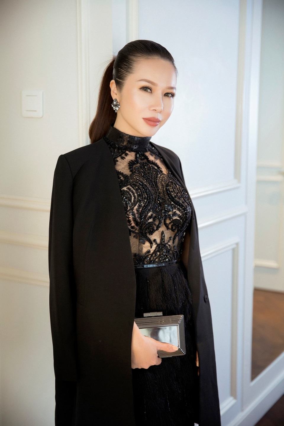 Chiếc váy màu đen này vô cùng tôn dáng. Và với chân váy lông kết hợp với phần thân trên là ren vô cùng gợi cảm dành cho các buổi tiệc và vui chơi cùng bạn bè, giao lưu gặp gỡ giúp cho Lan Phương nổi bật, thu hút và gợi cảm