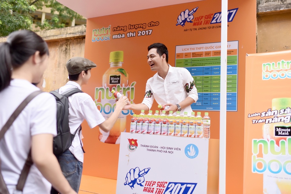 MC Phan Anh selfie cùng sĩ tử trên xe buýt tiếp năng lượng, thêm sức bền mùa thi của Nutriboost - 5 Không chỉ “lên dây cót” tinh thần, MC điển trai còn thay mặt nhãn hàng tặng quà và sản phẩm Nutriboost cho các sĩ tử với mong muốn “các bạn sẽ được tiếp thêm cả sức bền thể chất cho một ngày “ra quân” xuất sắc và tiếp tục “chiến đấu” trong những ngày còn lại để “vượt vũ môn” với kết quả mình mong đợi”.