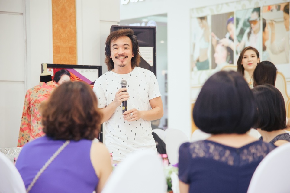 Đi tìm “Vẻ đẹp đích thực" ẩn trong tà áo dài Việt đương đại cùng Menard - 5 Nghệ nhân áo dài Vương Đình Hải thích thú trước những câu hỏi về cách mặc áo dài