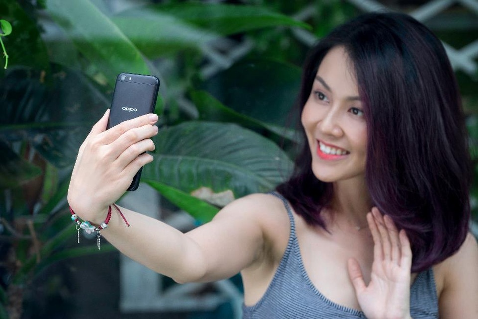 Trải nghiệm Oppo F3 Lite: Selfie đẹp, hiệu năng và chụp ảnh tốt trong tầm giá - 5 Camera sau của F3 Lite vẫn được đầu tư mức khá với độ phân giải 13MP, cảm biến của Sony IMX258, f/2.2, có đèn flash LED trợ sáng kèm khả năng lấy nét tự động theo pha giúp bắt nét chủ thể nhanh.