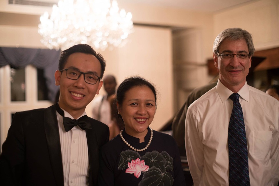 Đêm hòa nhạc tại New York hướng về trẻ em khuyết tật Việt Nam - 6
Đại sứ Việt Nam tại Liên Hợp Quốc Nguyễn Phương Nga (giữa) tham dự hòa nhạc.