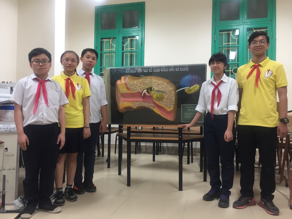 Nhóm học sinh Hà Nội chế tạo mô hình tai người phục vụ môn Sinh học - 7 Các tác giả và công trình dự thi của nhóm.